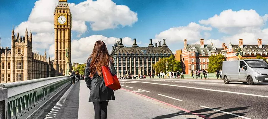 una mujer caminando por una ciudad de Inglaterra